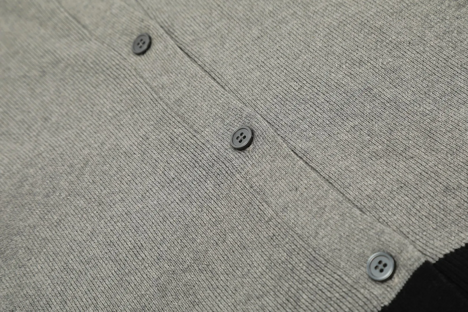 vivienne west wood Vivienne contrasting high-end Korean-style cardigan knitted sweater wool 2024 autumn latest style 🧩 15% merino cotton wool 85% wool blend 🧩Correct Italian 🇮🇹100% wool washed wheat logo Size: S -M- L Color: blue pink black gray